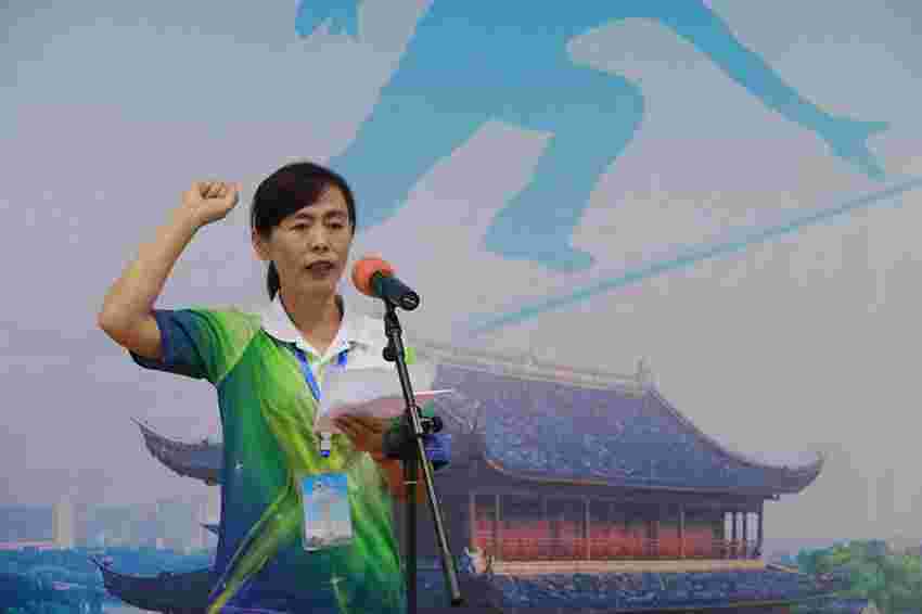 裁判员代表冯平宣誓