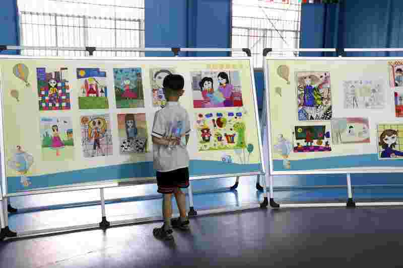 主赛场参赛的同学们观看“我的象棋老师”主题画展