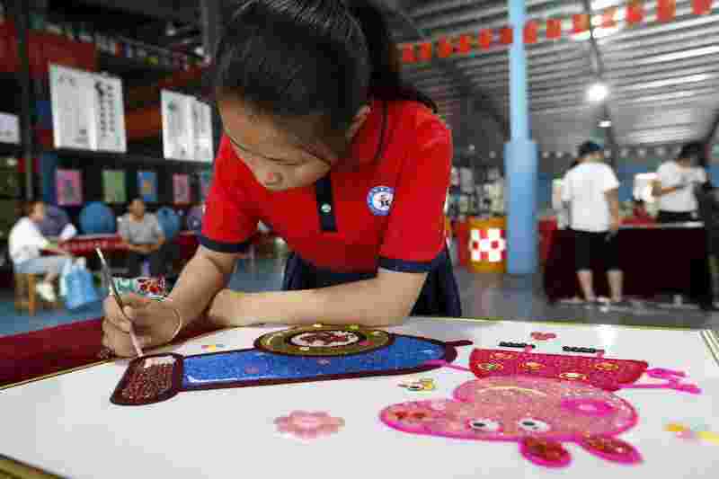 同学们在赛后体验制作五谷画